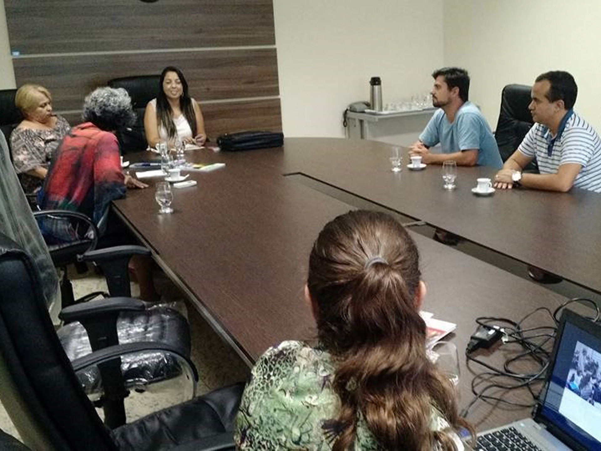 Leandro Morais recebe visita da vereadora Débora Oliveira de Itatiba para compartilhar experiências sobre a Escola do Legislativo