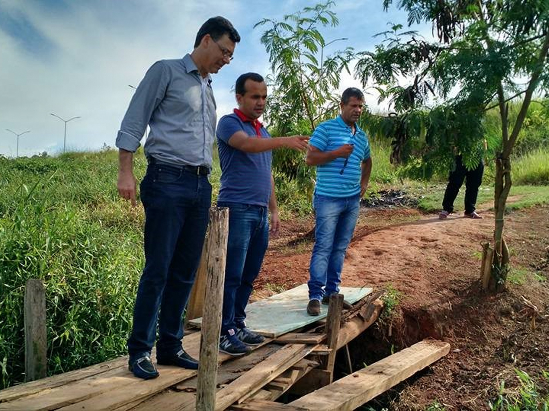 Leandro Morais se une a colegas para fiscalizar rede de esgoto no bairro São Geraldo