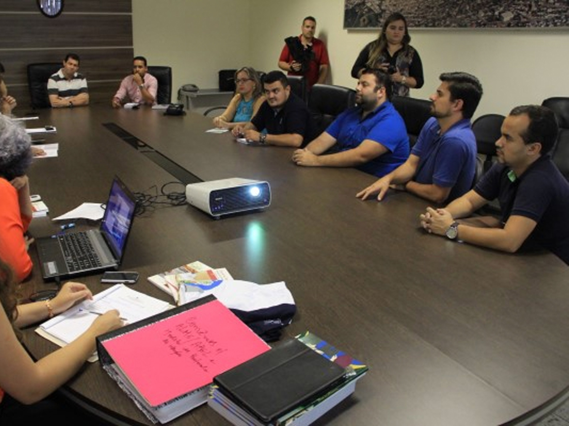 Leandro Morais acompanha visita de representantes da Câmara de São Sebastião do Paraíso em busca de inspiração para projetos de transparência e comunicação legislativa