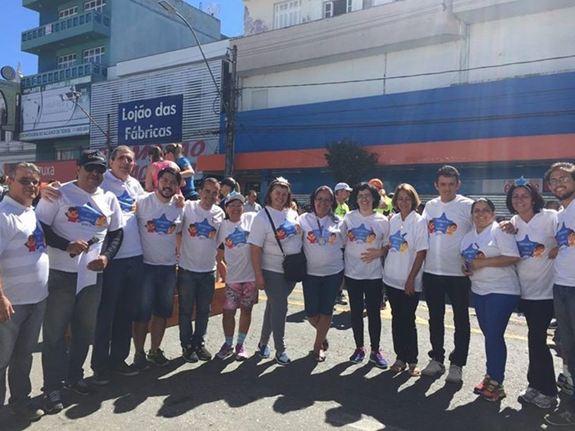 Leandro Morais participa da Corrida Brilho Azul em apoio à conscientização sobre o Autismo