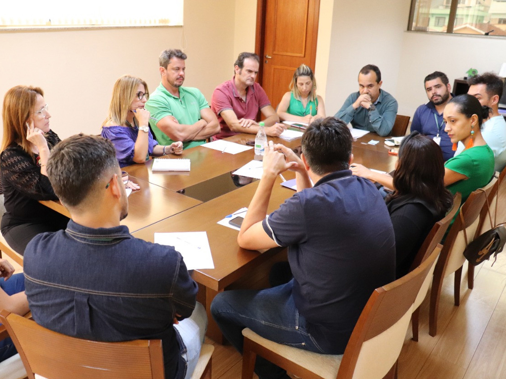 Leandro Morais lidera reunião para garantir efetividade dos departamentos da Câmara Municipal