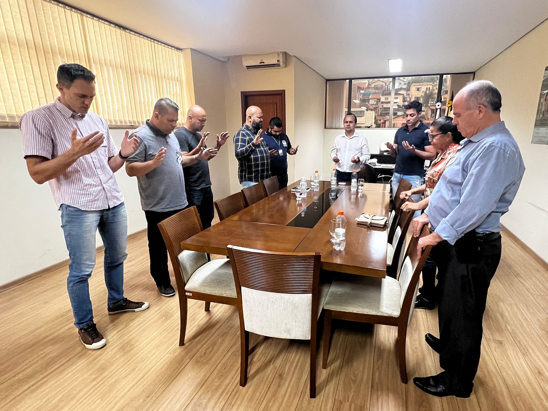 Em visita ao Presidente Leandro Morais, pastores abençoam a Câmara Municipal de Pouso Alegre