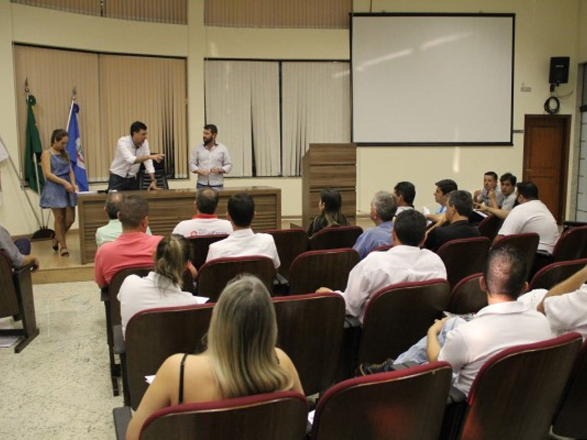 Leandro Morais participa de debate sobre projeto de lei sobre descarte de medicamentos na Câmara de Pouso Alegre