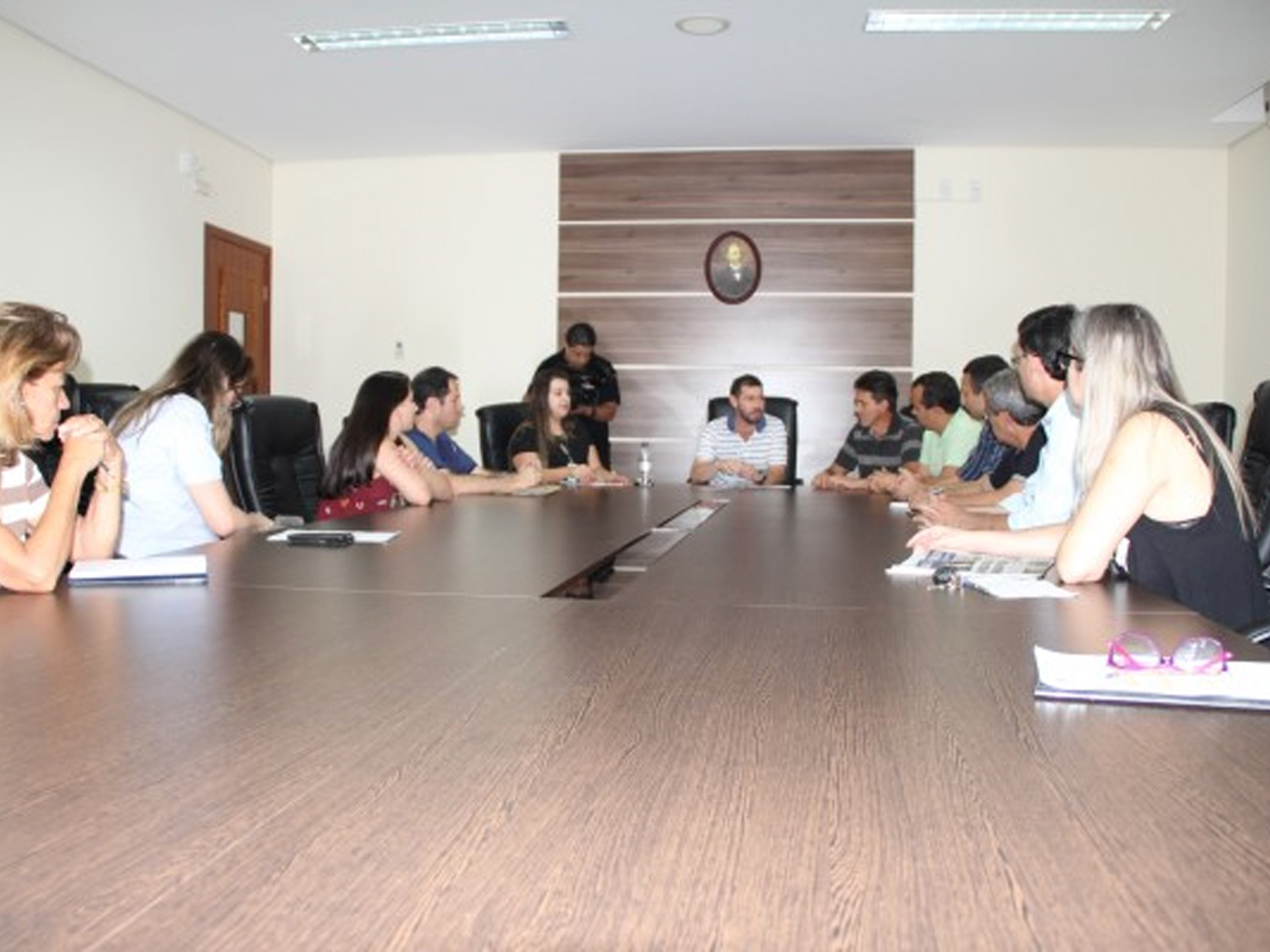 Leandro Morais e demais parlamentares se reúnem com representantes das gráficas para discutir projeto de lei