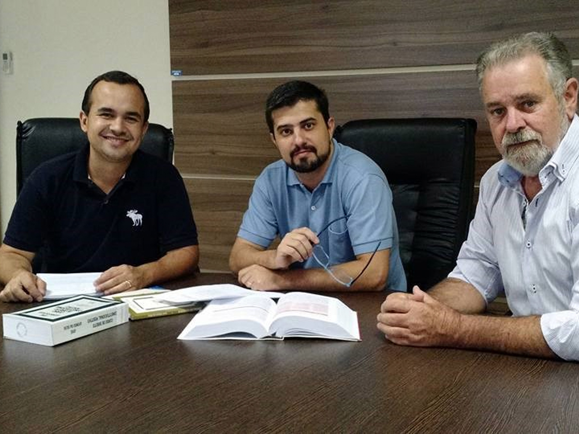 Leandro Morais participa de reunião para discutir Projeto de Lei de reajuste aos servidores da Rede Municipal de Ensino