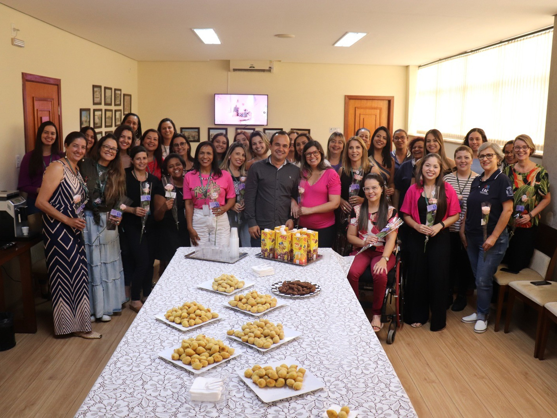 Presidente Leandro Morais Presta Homenagem às Servidoras da Câmara no Dia das Mulheres