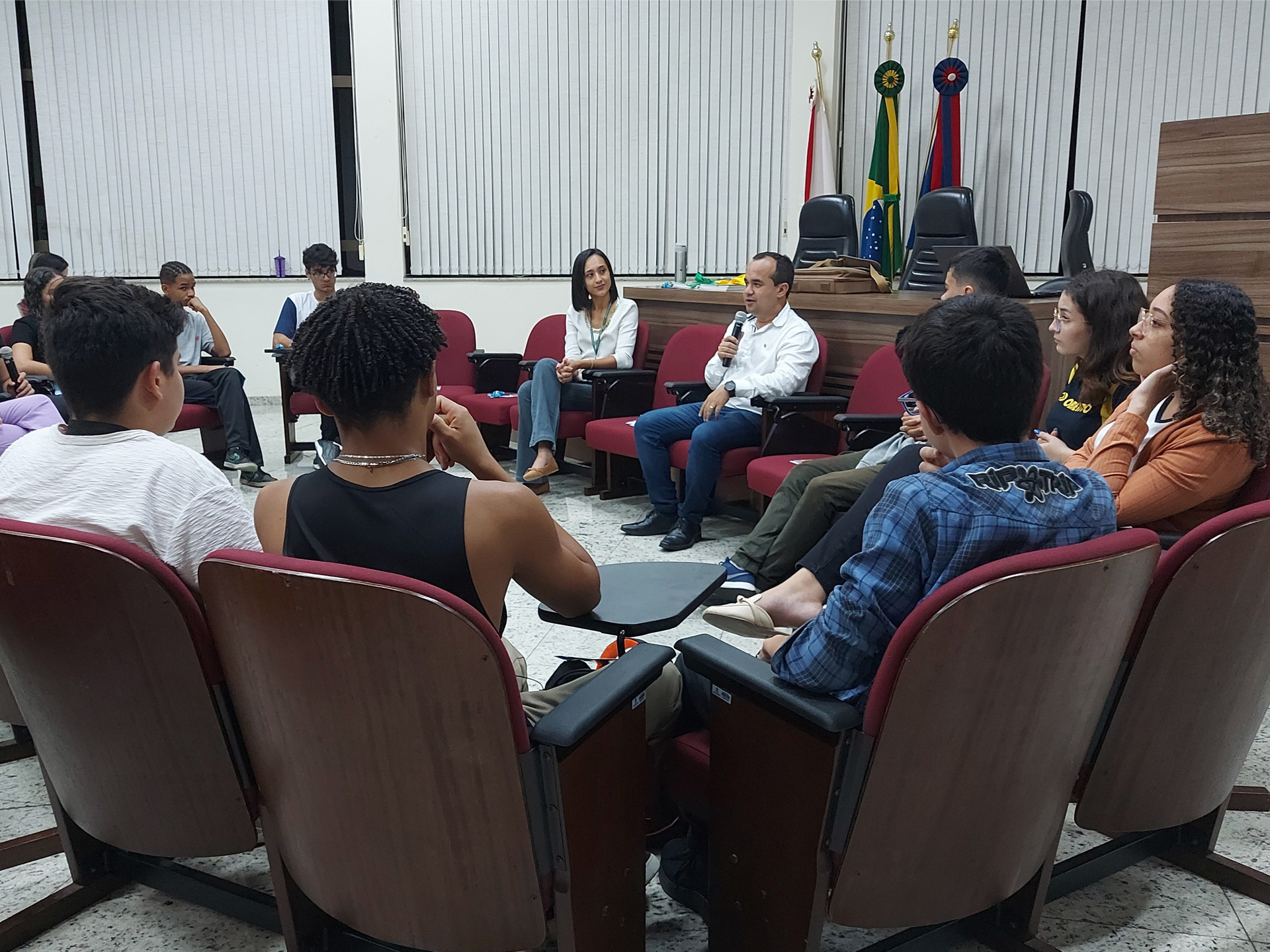 Vereador Leandro Morais Prestigia Início do Parlamento Jovem em Pouso Alegre