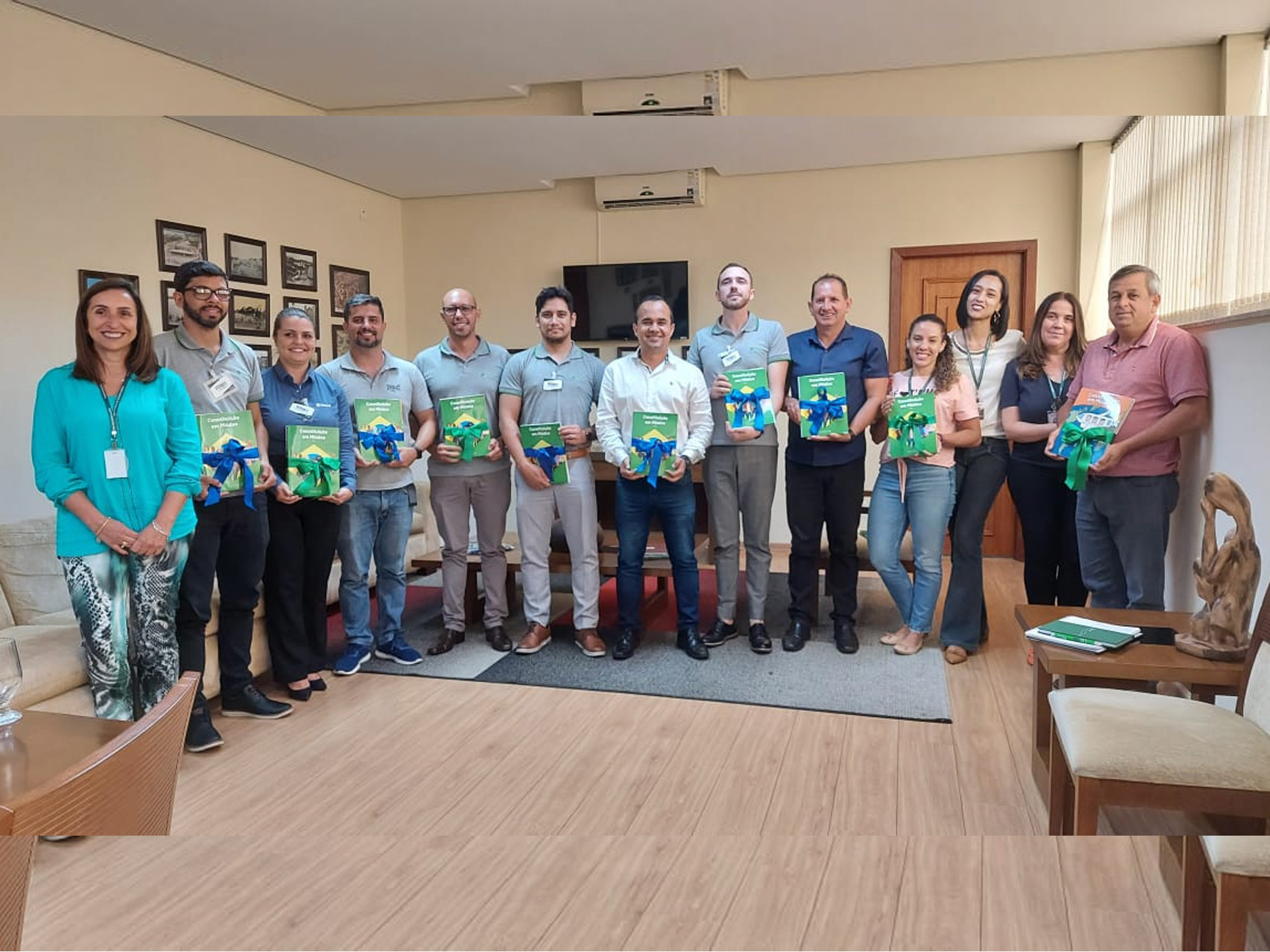 Vereador Leandro Morais Recebe Equipe do Sicredi para Discutir Parcerias em Pouso Alegre