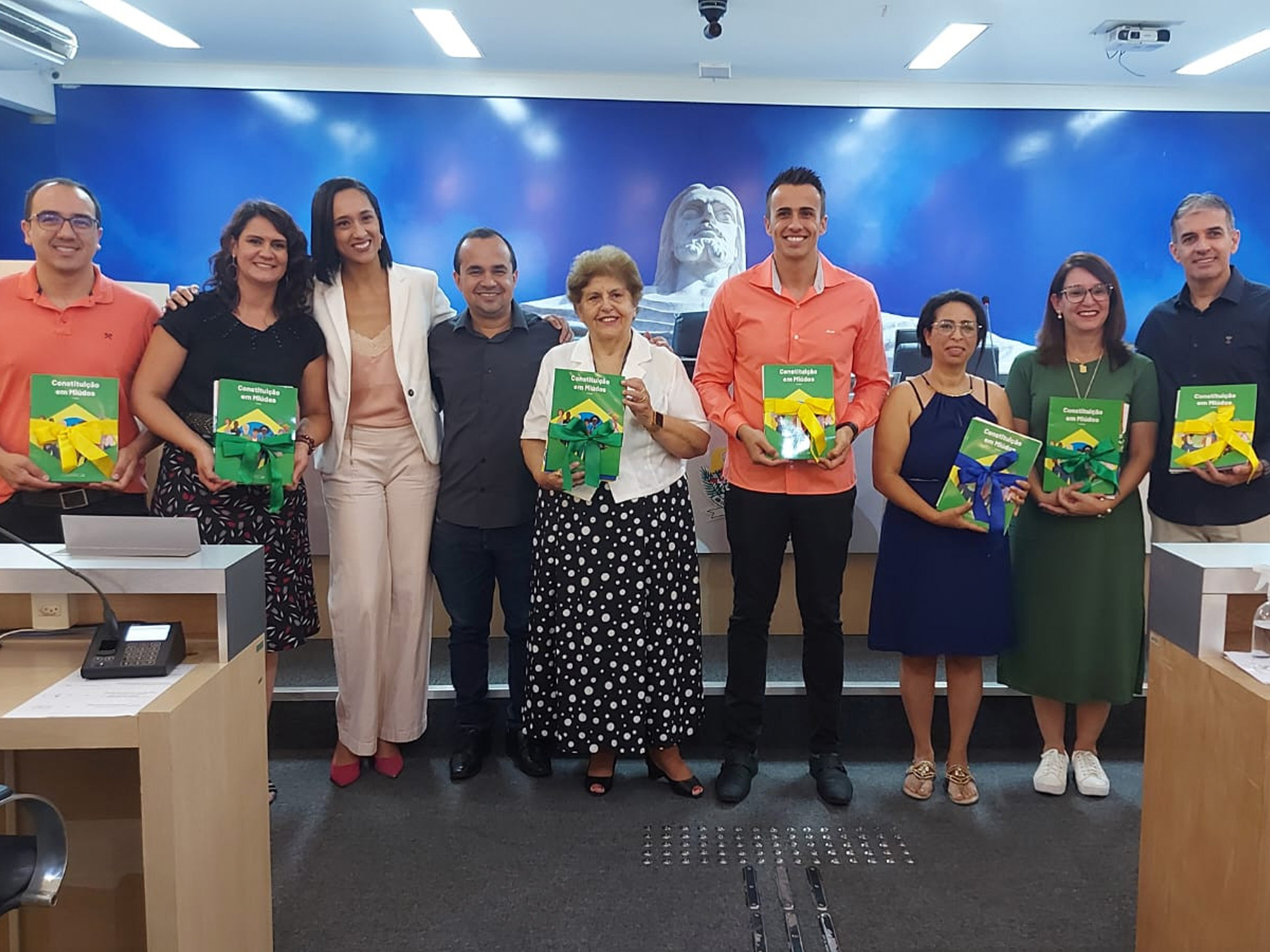 Presidente Leandro Morais Prestigia Apresentação da Cartilha da Constituição em Miúdos na Câmara de Poços de Caldas